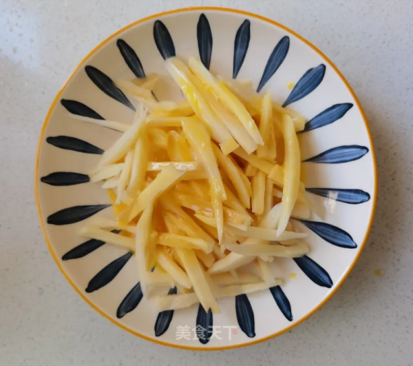 這幾道乾煸菜，焦香四溢，麻辣過癮，下酒又下飯