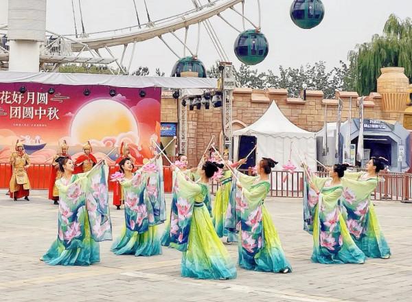 國風古韻 金秋遊園 漢服驚鴻 衣袂飄飄 國風古韻 金秋遊園 漢服驚鴻 衣袂飄飄