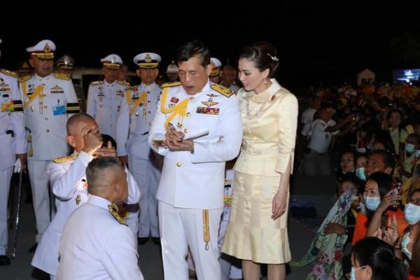 蘇提達王后優雅大方，愛用珍珠項鍊襯托氣質，分分鐘美過詩妮娜