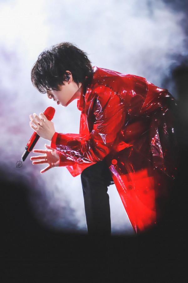 紅色因他而紅，紅詮釋了他的輕狂與愛意張揚，紅與華晨宇絕配