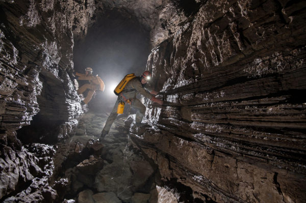深入地底2000多米，這是世界上最深的一個洞，卻在此發現人類屍體