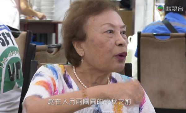 84歲餘慕蓮與好友聚餐，被乳鴿嗆得滿臉通紅，靠標靶藥維持健康