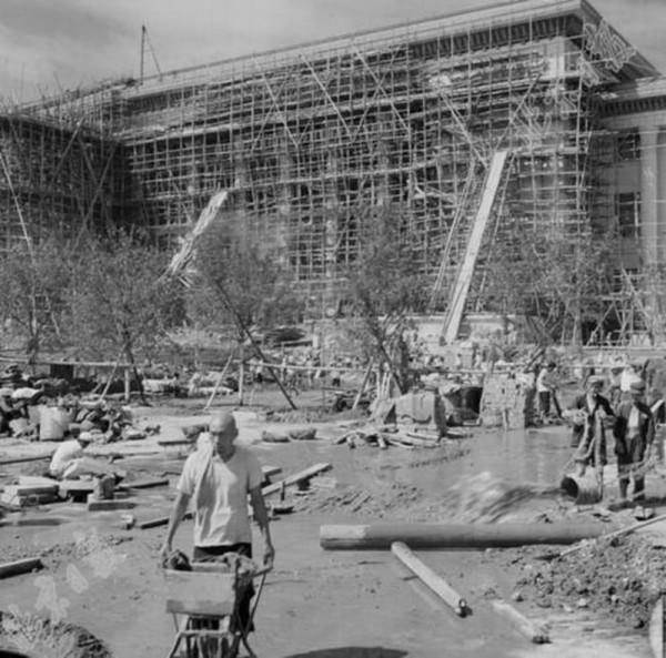 人民大會堂的名字是後改的？原先叫什麼？毛主席親自改名