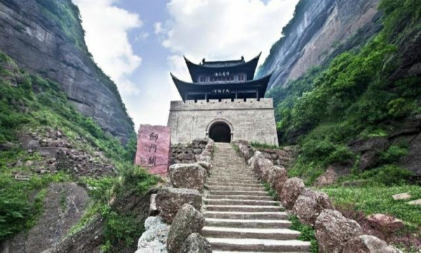 1955年授銜儀式，昆明軍區副司令員授中將，陳賡：我願送他一顆星