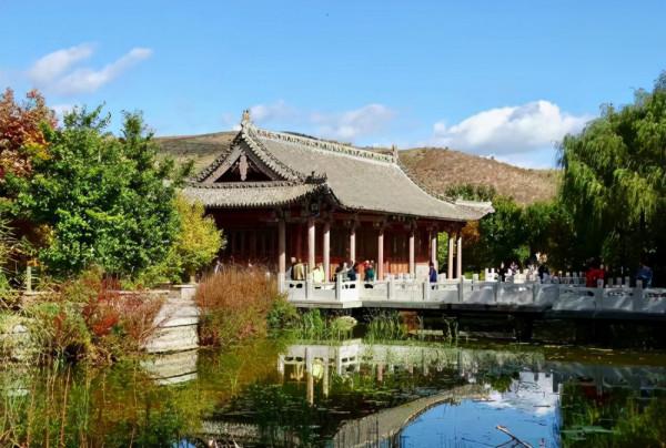 內蒙古一奇特景點，為清朝王爺府邸，規模宏大布局精巧建築壯觀