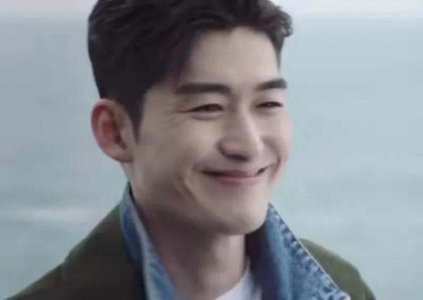 只要一大笑，顏值就垮掉的5位明星，劉亦菲女神形象全無