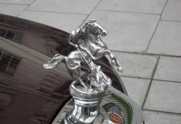 95歲英女王開路虎，卻沒有駕照，汶萊國王身家700億有7000輛豪車