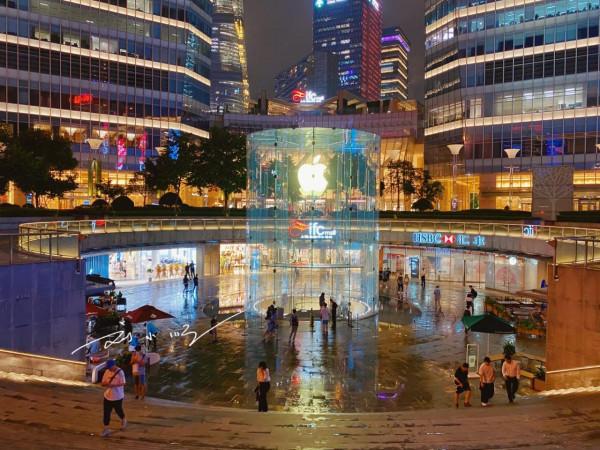上海第一家蘋果專賣店，就在東方明珠旁邊，被譽為最美蘋果專賣店