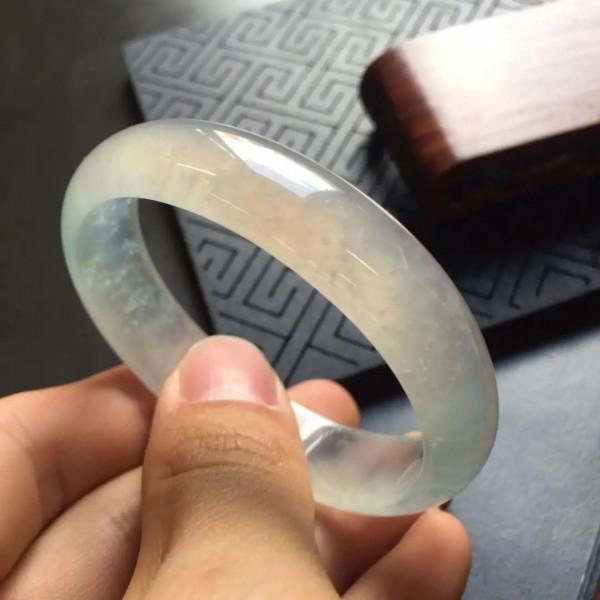 圓鐲更加廢料嗎？看看貴妃鐲和圓鐲的區別有哪些？