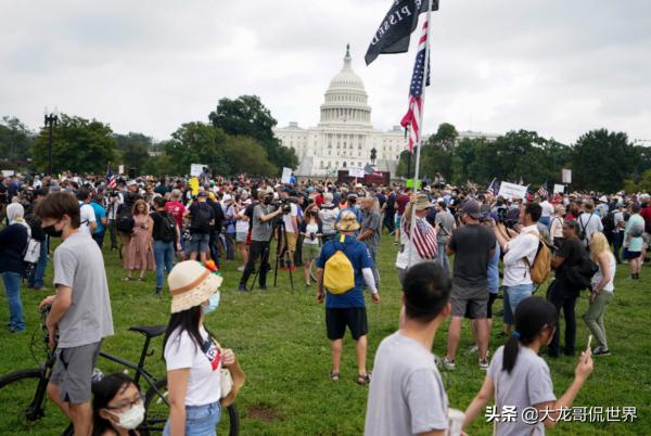 這一天,美國警察武裝到牙齒,民眾不敢出來 這一天,美國警察武裝到牙齒,民眾不敢出來