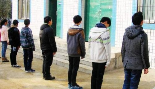 “你這輩子都超不過她”12歲女孩被全班人嘲笑，只因老師的一句話