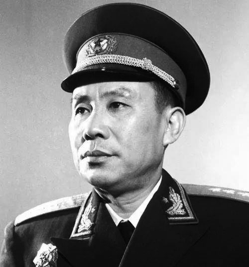1955年授銜時，空軍司令劉亞樓是上將，四位副司令是什麼軍銜