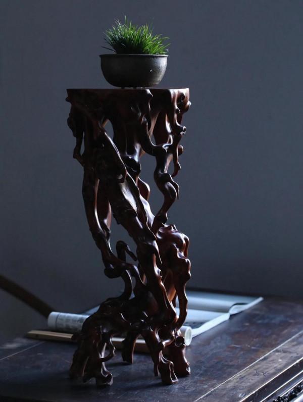 欣賞一下黃楊木做舊盤根底座琢刻隨形擺件