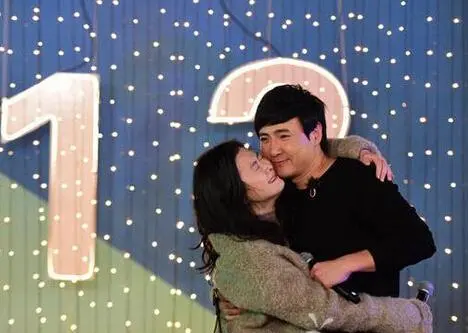 沈騰一家三亞度假，3歲兒子剃光頭氣質隨爹，父子海邊互動很暖心