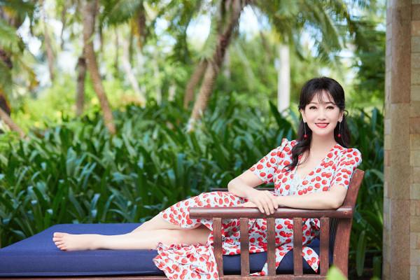 趙雅芝海邊度假大片釋出甜美可人 穿波點紅裙笑容粲然似仙女