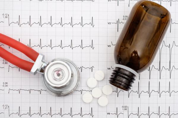 天冷了，中老年人出現這5種表現，可能是心梗在敲門！及時就診