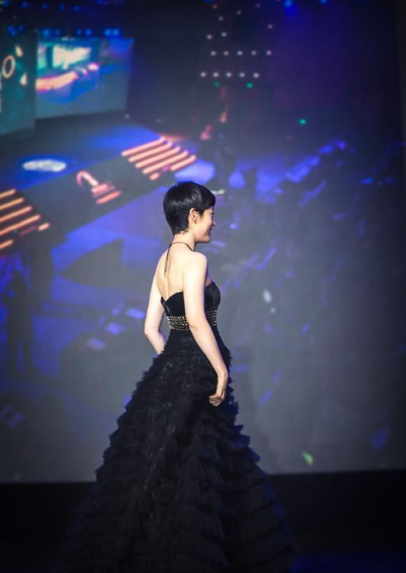 當孫儷穿一襲黑色羽毛裙,何止香肩撩人,更顯“甄嬛”霸氣 當孫儷穿一襲黑色羽毛裙,何止香肩撩人,更顯“甄嬛”霸氣