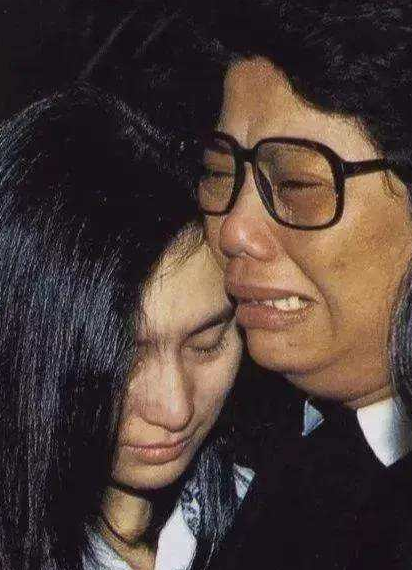 何超瓊為陳百強扶靈，或不是為了愛情，當時扶靈可不止她一個女性