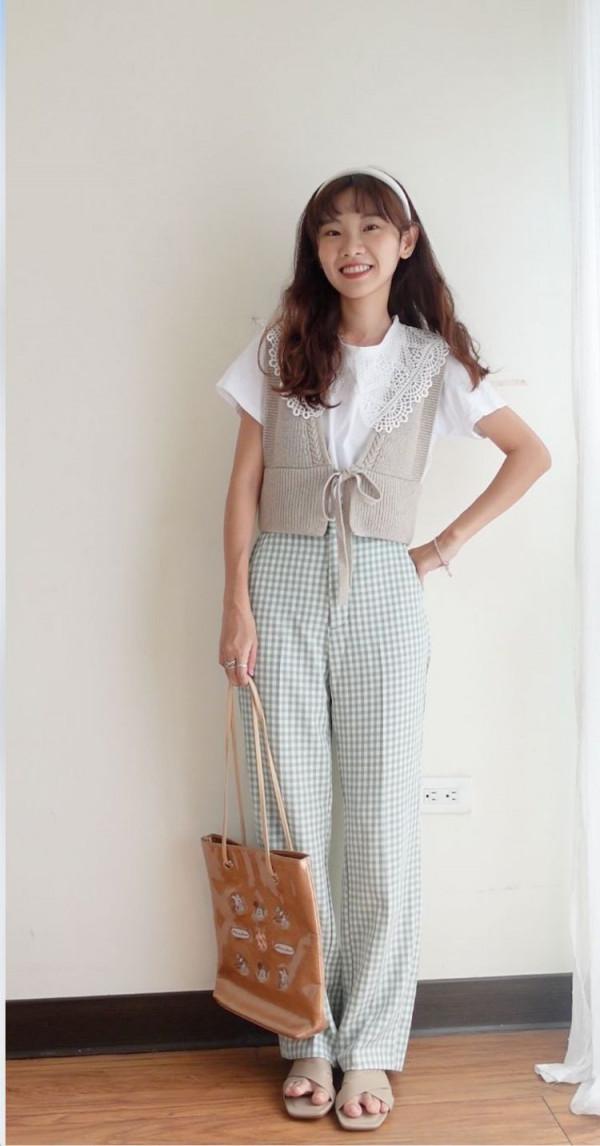 這樣穿洋裝超百搭超可愛!純白連身裙+針織背心重複穿搭 這樣穿洋裝超百搭超可愛!純白連身裙+針織背心重複穿搭