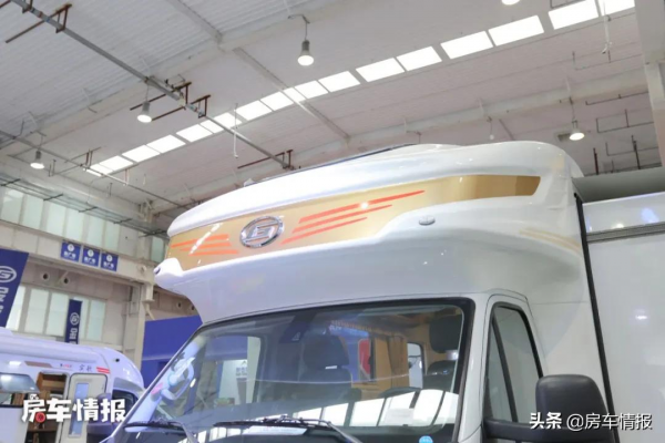 金冠新款房車，客廳能坐10人沙發比家裡的還大，朋友小聚也有面子