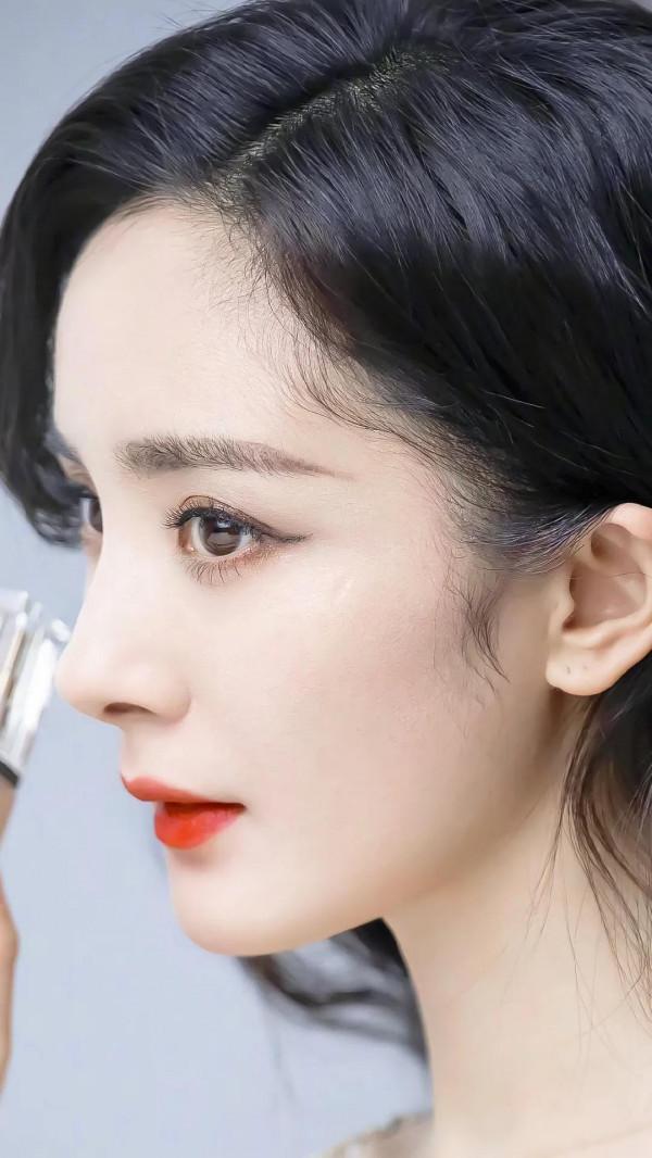 楊冪身穿粉色露背連衣裙，美麗的背部一覽無餘，彰顯青春活力