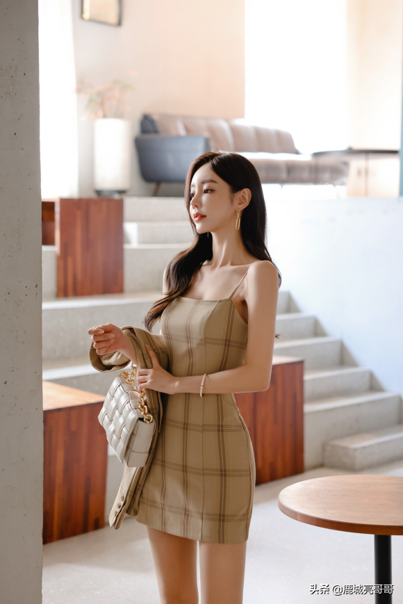 橡木波本溫莎堡格紋吊肩短裙,珠珠飄逸長髮太美了 橡木波本溫莎堡格紋吊肩短裙,珠珠飄逸長髮太美了