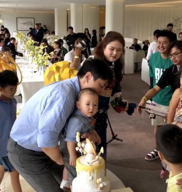 沈騰一家三亞度假，3歲兒子剃光頭氣質隨爹，父子海邊互動很暖心