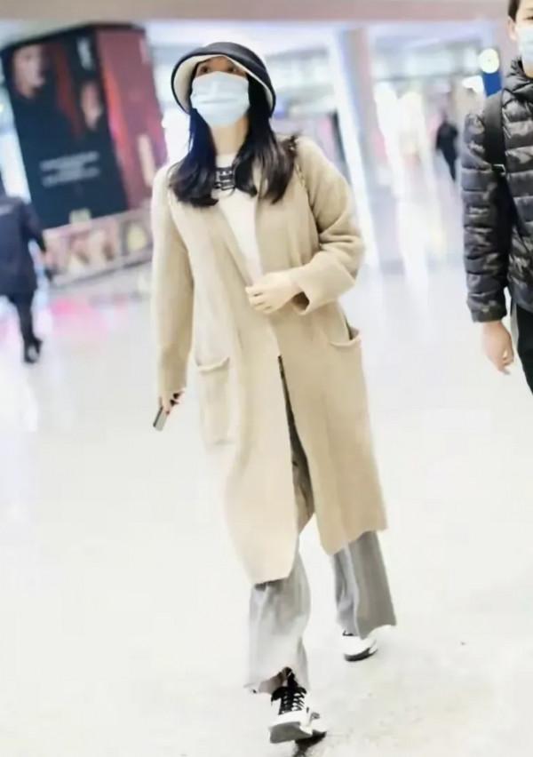 “晴格格”王豔和兒子走機場，打扮低調舒適，沒有豪門闊太的架子