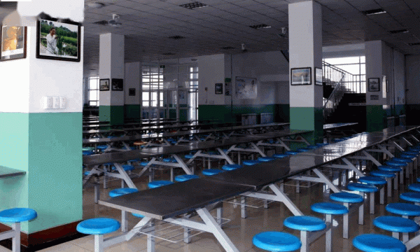 我走訪了很多深圳的中小學,幾乎每間教室都這樣:大白天的開著燈,然後拉著窗簾 我走訪了很多深圳的中小學,幾乎每間教室都這樣:大白天的開著燈,然後拉著窗簾