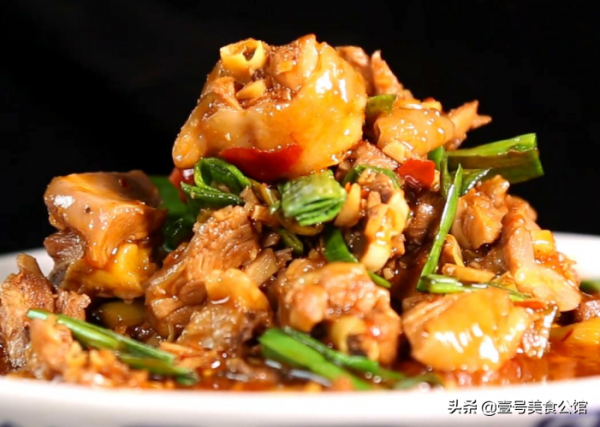 冬日裡，在家燉上一鍋薑汁雞煲，鮮香微辣，美味解饞，家人特愛吃