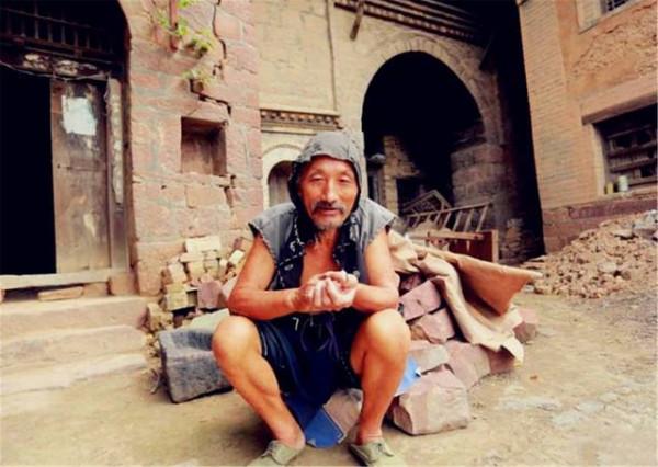 河南一名7旬老人，祖上曾是朝廷一品大員，如今獨居深山守護祖宅