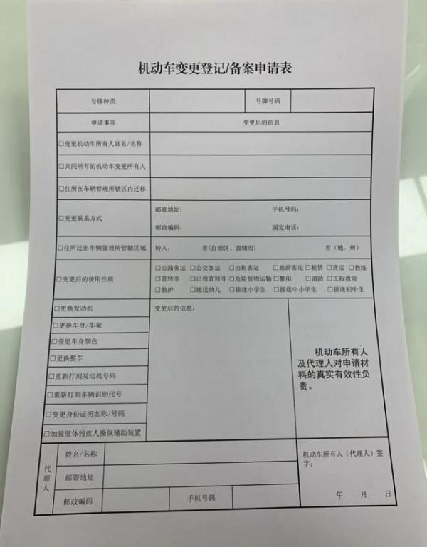 比亞迪e2貼黑頂，營造出高配的運動效果！