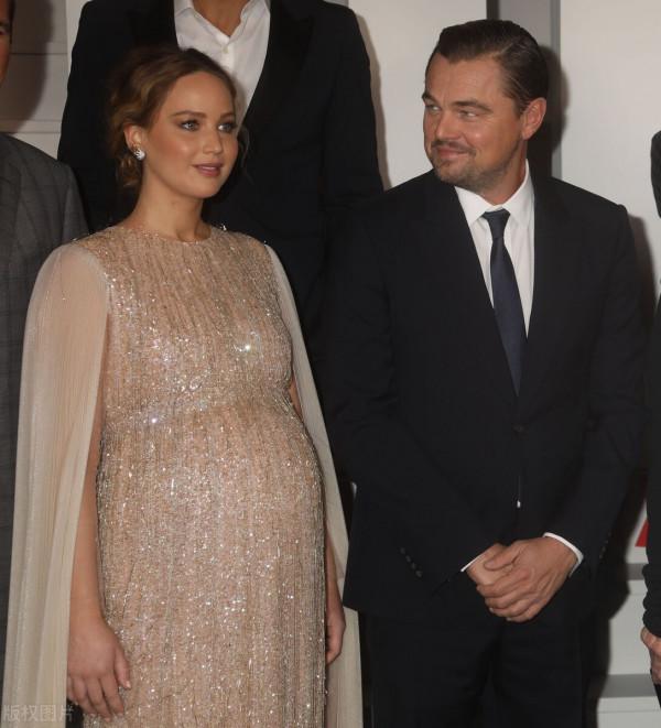 詹妮弗·勞倫斯挺孕肚亮相，穿斗篷裙美似王妃，面板好到發光