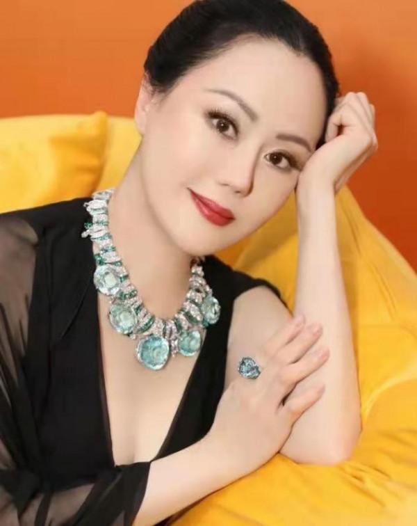 章小蕙這富態氣質絕了！戴5顆寶石項鍊亮相活動，雍容貴氣太耀眼