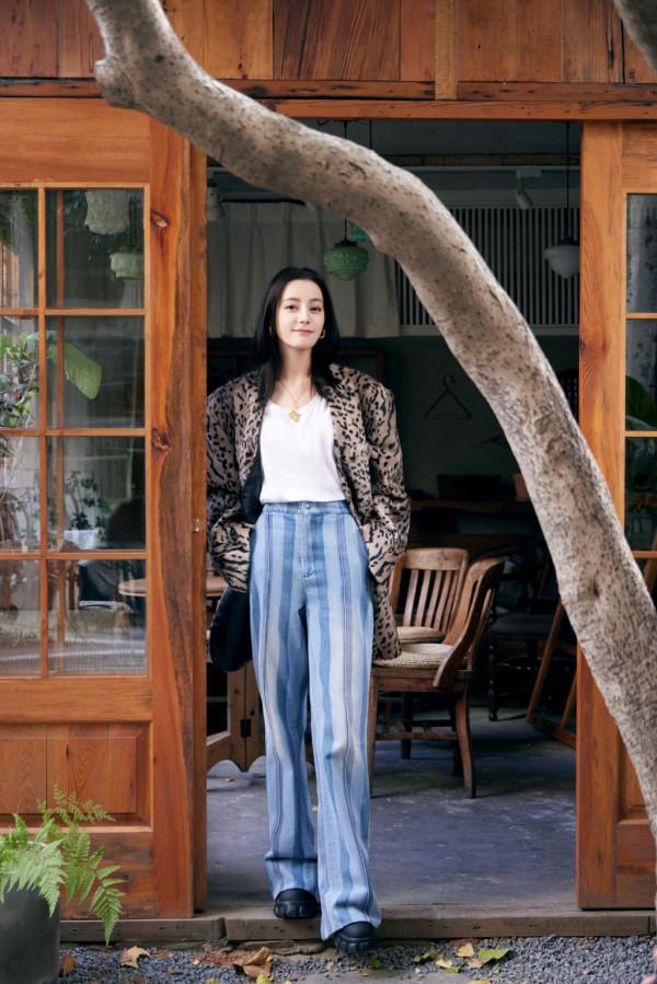 迪麗熱巴脫口秀跨年造型,舒適又愜意,網友:好像暴發戶 迪麗熱巴脫口秀跨年造型,舒適又愜意,網友:好像暴發戶