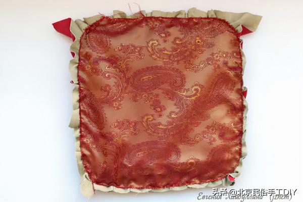 用針線在布上就能縫上立體的花樣，這招做的包包實在太讚了