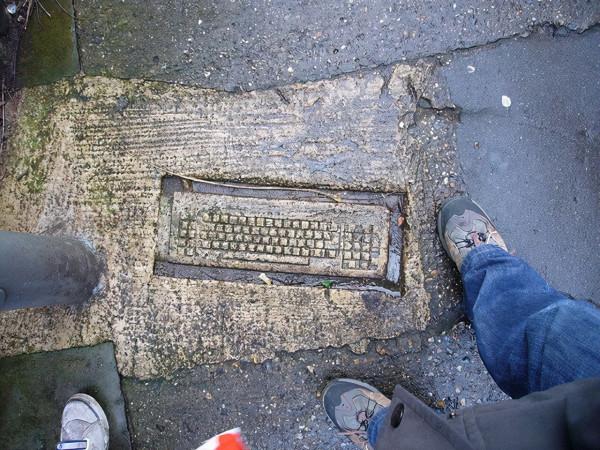 18世紀鋪建的石板路，出現了電腦鍵盤的浮雕，是穿越還是惡作劇？