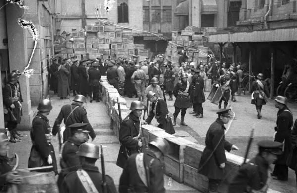 遠征軍營長用一些繳獲的日軍破爛，和美軍少尉換了許多精良武器