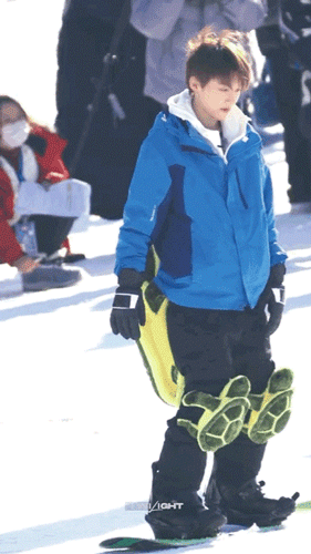 為什麼長得美的、帥的，最近都穿著FENDI玩滑雪