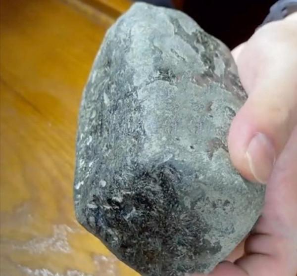 中千的黑石頭,切出多條手鐲 中千的黑石頭,切出多條手鐲