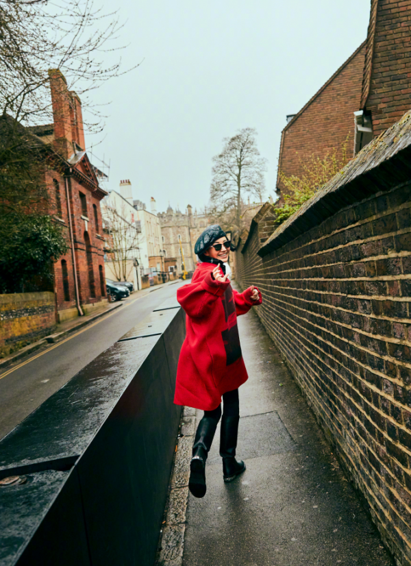 52歲許晴真年輕，穿紅大衣配長靴開心大笑，見識到了真正的氣質美