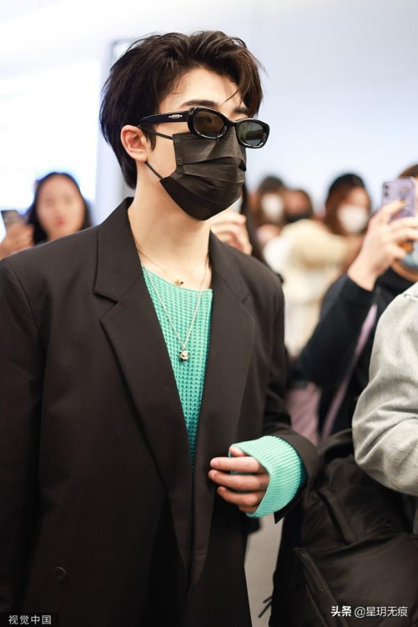 周柯宇尹浩宇亮相機場 雙雙佩戴黑色墨鏡帥氣有型 周柯宇尹浩宇亮相機場 雙雙佩戴黑色墨鏡帥氣有型