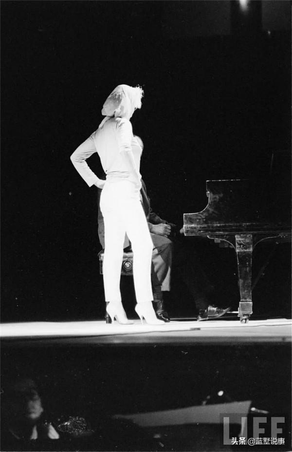 瑪麗蓮·夢露罕見的生活照,忙碌在肯尼迪生日會彩排現場 瑪麗蓮·夢露罕見的生活照,忙碌在肯尼迪生日會彩排現場