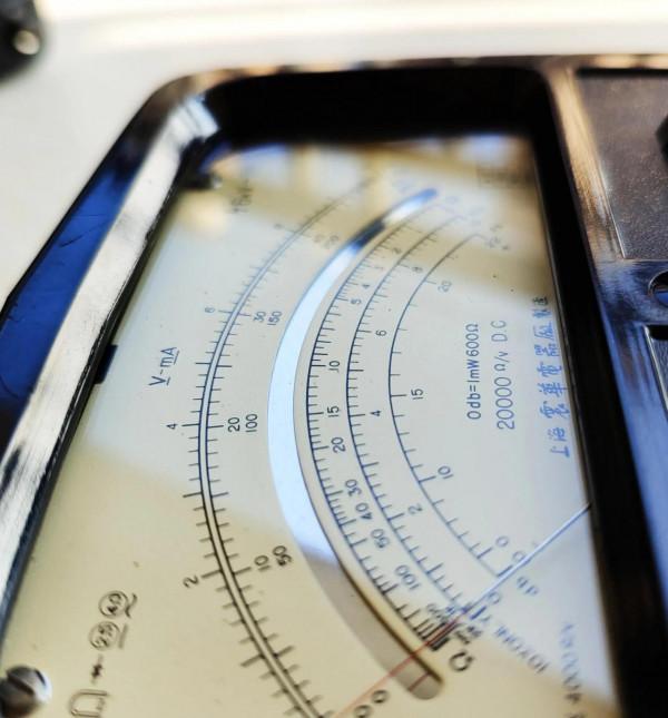 1963年震華500型萬用表!500表的最高工藝水準!三代表拆蓋看差異 1963年震華500型萬用表!500表的最高工藝水準!三代表拆蓋看差異