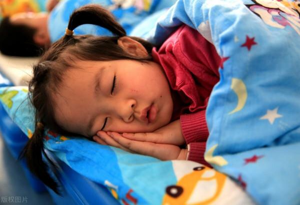 寶寶睡夢中，媽媽數落孩子