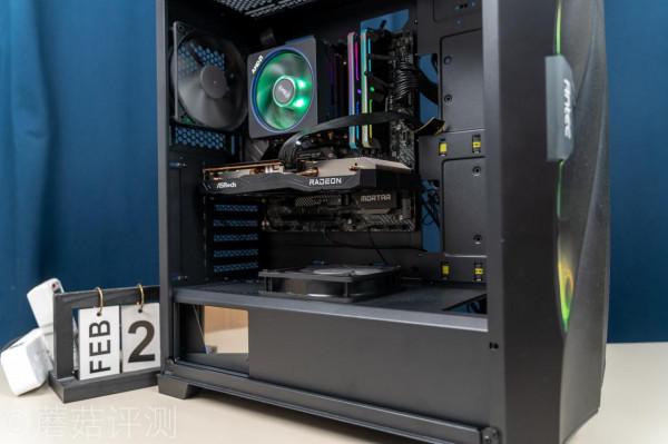 螢幕酷炫,用料誇張,適合高階玩家、技嘉鉑金雕1200W白金牌電源 螢幕酷炫,用料誇張,適合高階玩家、技嘉鉑金雕1200W白金牌電源