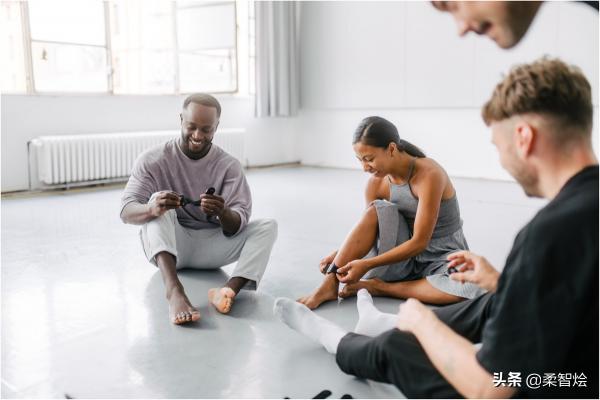 無線可穿戴感測器使用運動來播放或控制音樂 無線可穿戴感測器使用運動來播放或控制音樂