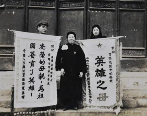 黃繼光母親鄧芳芝，見毛主席3次沒掉淚：我們都是烈屬，怕他難過