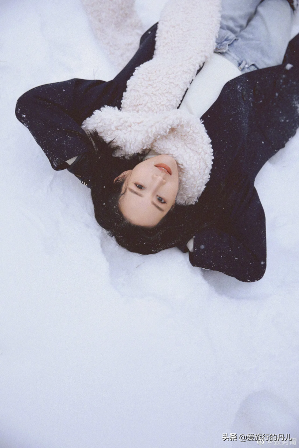 張鈞蜜雪地拍美照，身穿黑色大衣戴白色毛絨圍巾，溫柔又甜美