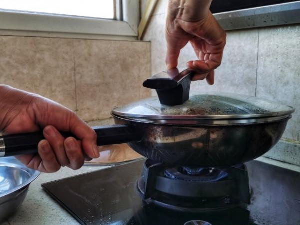 7小時燉6碗！北方大姐過年在家做梅乾菜扣肉，和你那做法一樣不？